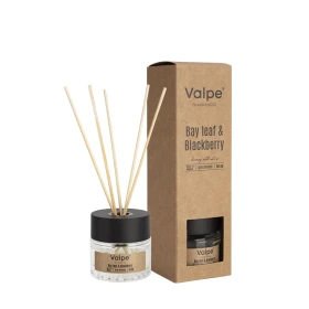 Dyfuzor zapachowy 50 ml BAY LEAF & BLACKBERRY dz50-325 Valpe z patyczkami i opakowaniem na białym tle.