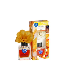 Dyfuzor zapachowy z kwiatem Świeże Kwiaty 80 ml dz80k-179 Aura Home Care w dekoracyjnym opakowaniu z ozdobnym kwiatem. Produkt wypełnia wnętrze delikatnym i świeżym aromatem kwiatowym.