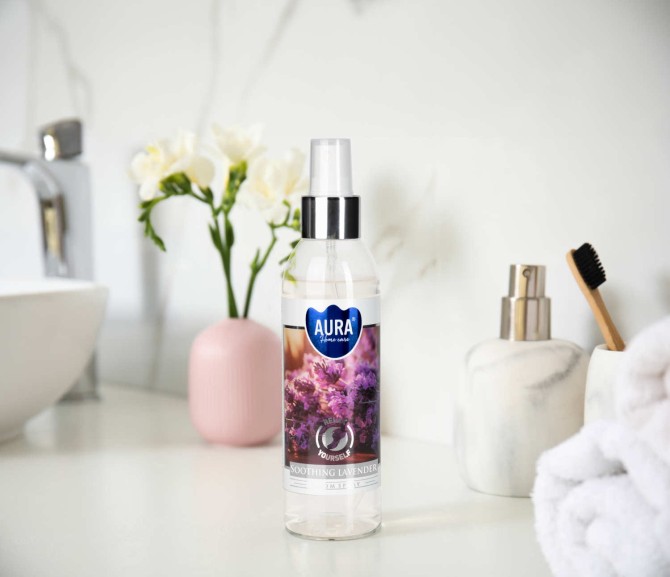 Mgiełka zapachowa do pomieszczeń Ogród SPA mz185-254 Aura Home Care ustawiona w jasnej aranżacji wnętrza z dekoracyjnymi dodatkami. Stylowy odświeżacz powietrza podkreśla atmosferę relaksu i domowego komfortu.