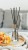Dyfuzor zapachowy Nocny Kwiat AD-001-465 Aura Home Care przedstawiony w eleganckiej aranżacji na stole z dekoracyjnymi dodatkami. Aromatyczny dyfuzor w szklanym flakonie tworzy przytulny i relaksujący klimat wnętrza.