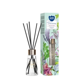 Dyfuzor zapachowy Kwiatowa Harmonia AD-001-463 Aura Home Care w eleganckim opakowaniu z patyczkami zapachowymi. Stylowy dyfuzor do wnętrz doskonale podkreśla nowoczesny wystrój domu i wypełnia pomieszczenie subtelnym kwiatowym aromatem.