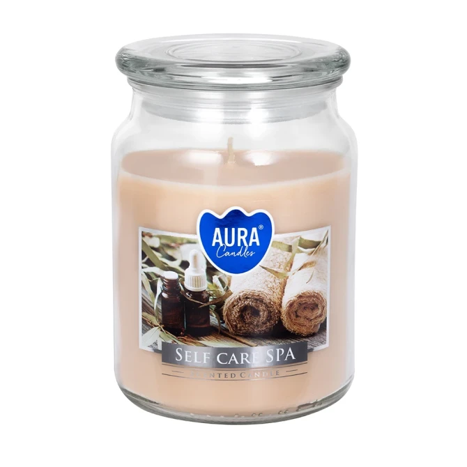 Duża świeca Self Care Spa w szkle z wieczkiem snd99-363 Aura w eleganckim transparentnym słoju. Aromatyczna świeca zapachowa doskonale tworzy relaksujący klimat i wypełnia wnętrze świeżym aromatem inspirowanym strefą SPA.