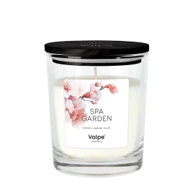 Świeca zapachowa Ogród SPA sn95d-254 Valpe w eleganckim szklanym słoju z dekoracyjną etykietą. Stylowa świeca zapachowa doskonale sprawdzi się podczas relaksu, tworząc przytulny klimat w salonie i domowym SPA.