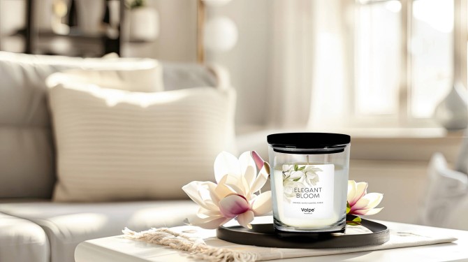 Świeca zapachowa Delikatna Bawełna sn95d-338 Valpe przedstawiona w eleganckiej aranżacji wnętrza z dekoracyjnymi dodatkami. Aromatyczna świeca w szkle idealnie podkreśla atmosferę spokoju i nowoczesny charakter pomieszczenia.