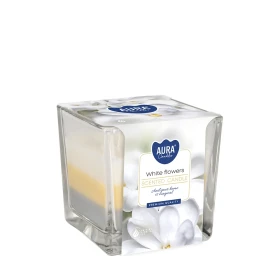 Świeca zapachowa trójkolorowa Białe Kwiaty snk80-179 Aura w eleganckim transparentnym szkle z dekoracyjnym wzorem. Aromatyczna świeca doskonale tworzy przytulny klimat i wypełnia wnętrze subtelnym kwiatowym aromatem.