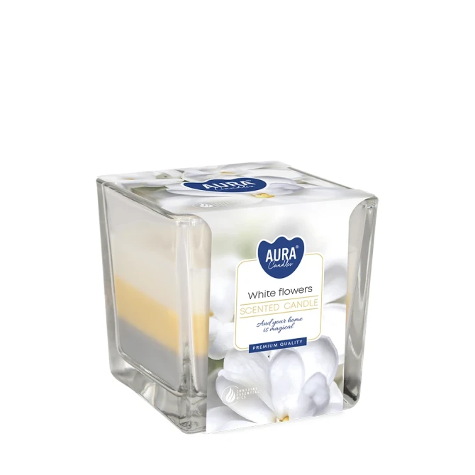 Świeca zapachowa trójkolorowa Białe Kwiaty snk80-179 Aura w eleganckim transparentnym szkle z dekoracyjnym wzorem. Aromatyczna świeca doskonale tworzy przytulny klimat i wypełnia wnętrze subtelnym kwiatowym aromatem.