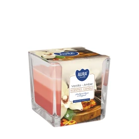 Świeca zapachowa trójkolorowa Wanilia - Bursztyn snk80-355 Aura w eleganckim transparentnym szkle z dekoracyjnym wzorem. Aromatyczna świeca doskonale tworzy przytulny klimat i wypełnia wnętrze ciepłym aromatem wanilii i bursztynu.