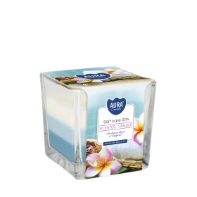 Świeca zapachowa trójkolorowa Self Care SPA snk80-363 Aura w eleganckim transparentnym szkle z dekoracyjnym wzorem. Aromatyczna świeca doskonale tworzy relaksujący klimat i wypełnia wnętrze świeżym aromatem inspirowanym strefą SPA.