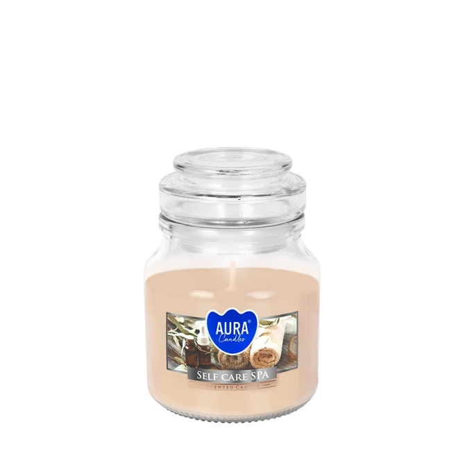 Świeca w szkle z wieczkiem Self Care SPA snd71-363 Aura w eleganckim transparentnym słoju. Aromatyczna świeca zapachowa doskonale tworzy relaksujący klimat i wypełnia wnętrze świeżym aromatem inspirowanym strefą SPA.