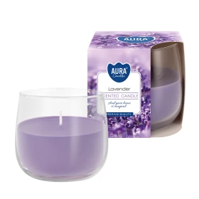 Świeca zapachowa w szkle Lawenda sn71-79 Aura w eleganckim dekoracyjnym szkle z kwiatowym motywem. Aromatyczna świeca doskonale tworzy przytulny klimat i wypełnia wnętrze relaksującym lawendowym aromatem.