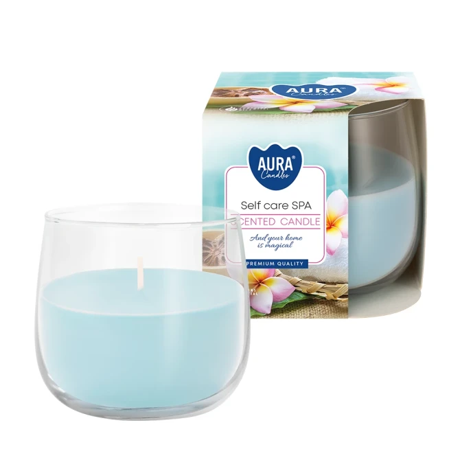 Świeca zapachowa w szkle Self Care SPA sn71-363 Aura w eleganckim transparentnym szkle z pastelową etykietą. Aromatyczna świeca tworzy relaksujący klimat i wypełnia wnętrze świeżym zapachem inspirowanym domowym SPA.