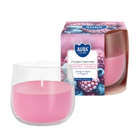 Świeca zapachowa w szkle Mrożone Jagody sn71-314 Aura w eleganckim transparentnym szkle z pastelową etykietą. Aromatyczna świeca tworzy przytulny klimat i wypełnia wnętrze słodkim zapachem mrożonych jagód.