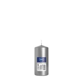 Świeca walec srebrny metalik sw50/100-271 przedstawiona na białym tle. Elegancka świeca dekoracyjna marki Bispol o metalicznym srebrnym wykończeniu i klasycznym cylindrycznym kształcie.