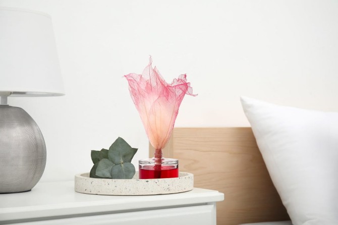 Dyfuzor zapachowy Kwiat Kaktusa DZ50L-361 Aura Home Care ustawiony na umywalce w jasnym wnętrzu, obok lusterka i dodatków.