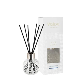 Dyfuzor zapachowy w krysztale Biały Bursztyn VD-001-459 Valpe z eleganckimi patyczkami zapachowymi. Stylowy dyfuzor zapachowy do wnętrz doskonale podkreśla nowoczesny wystrój domu i wprowadza przyjemny aromat.
