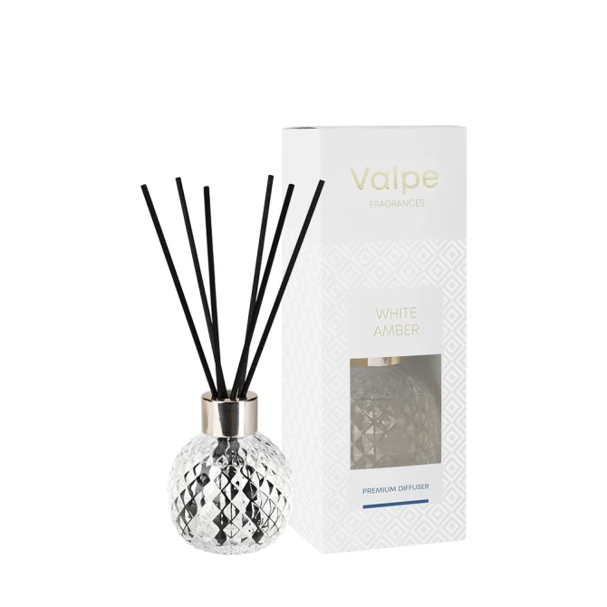 Dyfuzor zapachowy w krysztale Biały Bursztyn VD-001-459 Valpe z eleganckimi patyczkami zapachowymi. Stylowy dyfuzor zapachowy do wnętrz doskonale podkreśla nowoczesny wystrój domu i wprowadza przyjemny aromat.