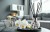 Dyfuzor zapachowy w krysztale Biały Bursztyn VD-001-459 Valpe przedstawiony w eleganckiej aranżacji salonu z dekoracyjnymi dodatkami. Aromatyczny dyfuzor w szklanym flakonie idealnie sprawdzi się jako ozdoba wnętrza.