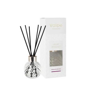 Dyfuzor zapachowy w krysztale Aksamitny Bukiet VD-001-458 Valpe z eleganckimi patyczkami zapachowymi. Stylowy dyfuzor do wnętrz w szklanym flakonie doskonale podkreśla nowoczesny wystrój domu i wprowadza wyjątkowy aromat.