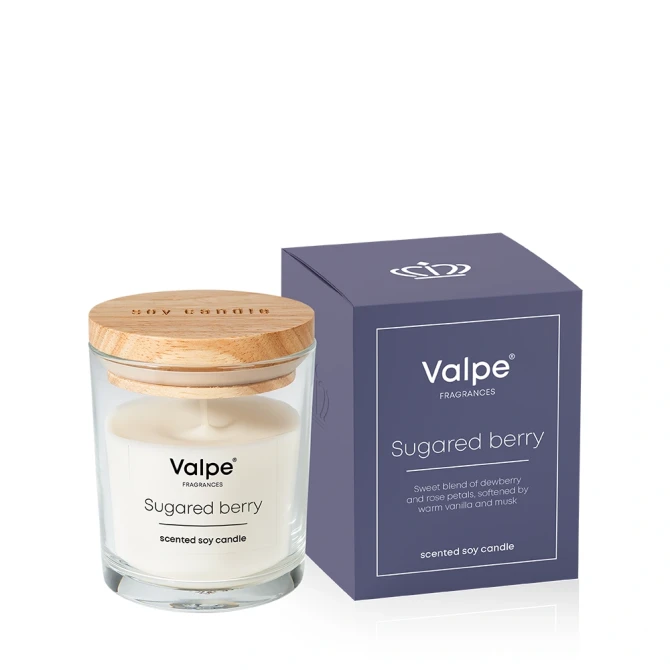 Sojowa świeca zapachowa VC-006-503 Słodka Jeżyna Valpe wraz z eleganckim opakowaniem.