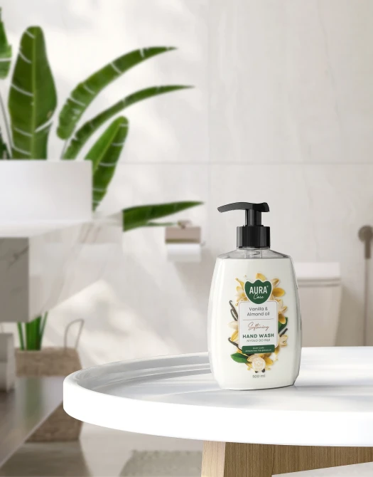 Mydło do rąk 500 ml Wanilia i Olejek Migdałowy AHW-004-003 Aura Care ustawione na blacie łazienkowym wśród dekoracyjnych dodatków.