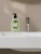 Mydło do rąk 500 ml Oliwka i Mleko AHW-004-005 Aura Care ustawione na blacie w nowoczesnym wnętrzu.