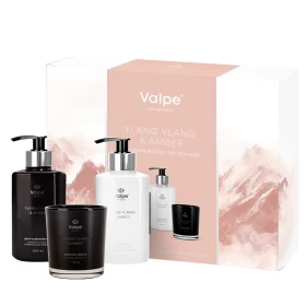 Zestaw prezentowy z kosmetykami do pielęgnacji i świecą zapachową. W skład zestawu wchodzi żel pod prysznic, balsam do ciała oraz świeca zapachowa. Elegancki zestaw o orientalno-kwiatowym zapachu, idealny jako prezent dla niej, prezent na Dzień Kobiet.