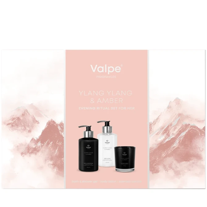 Eleganckie opakowanie zestawu prezentowego. Zestaw kosmetyków zawiera żel pod prysznic, balsam do ciała oraz świecę zapachową. Produkt o kwiatowo-orientalnym zapachu ylang ylang i bursztynu, idealny jako zestaw prezentowy dla niej.