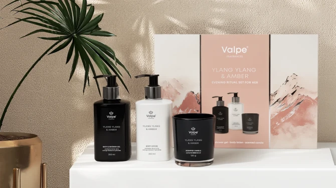 Zestaw kosmetyczny w aranżacji łazienkowej. Tworzą elegancki zestaw do domowego SPA. Zestaw kosmetyków o zapachu ylang ylang i bursztynu doskonale sprawdzi się jako prezent dla kobiety lub pomysł na relaksujący rytuał pielęgnacyjny.