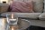 Zapalony tealight Aura pf10-50s w przytulnym wnętrzu salonu