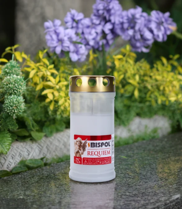 Biały znicz plastikowy zalewany Requiem 50LLG ze złotym wieczkiem w aranżacji plenerowej.