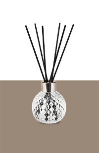 odświeżacze powietrza i dyfuzory grafika prezentuje dyfuzor zapachowy z czarnymi patyczkami i w białym naczuniu
